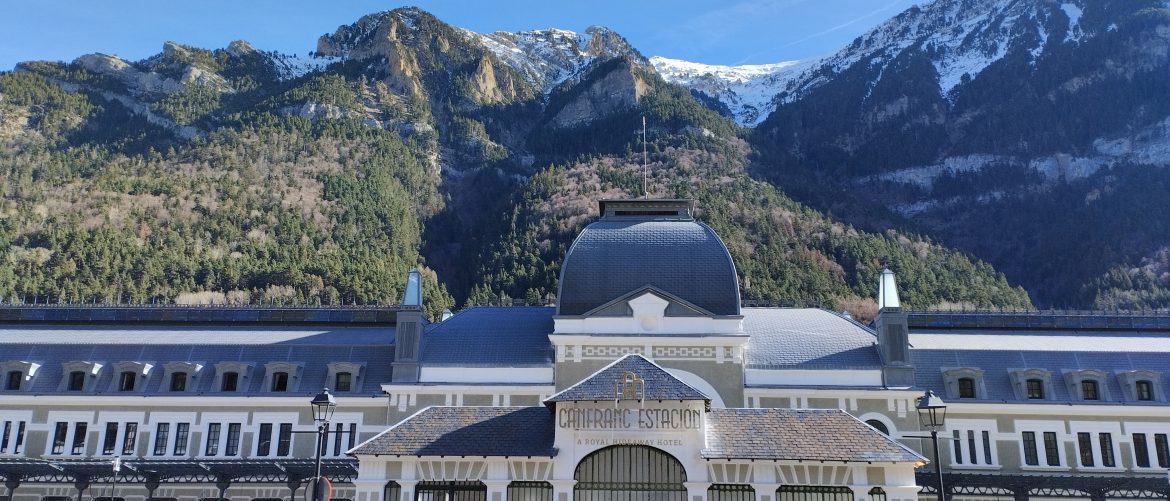 Canfranc Estacion. Puerta de acceso